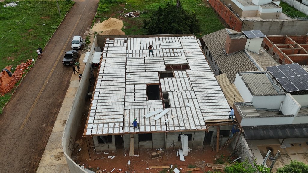 Construção residencial com laje EPS e telhado no Tocantins