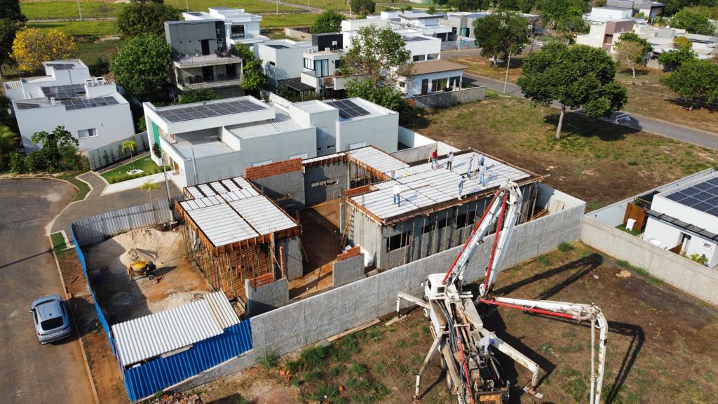 Obra residencial com laje pré-fabricada e caminhão bomba