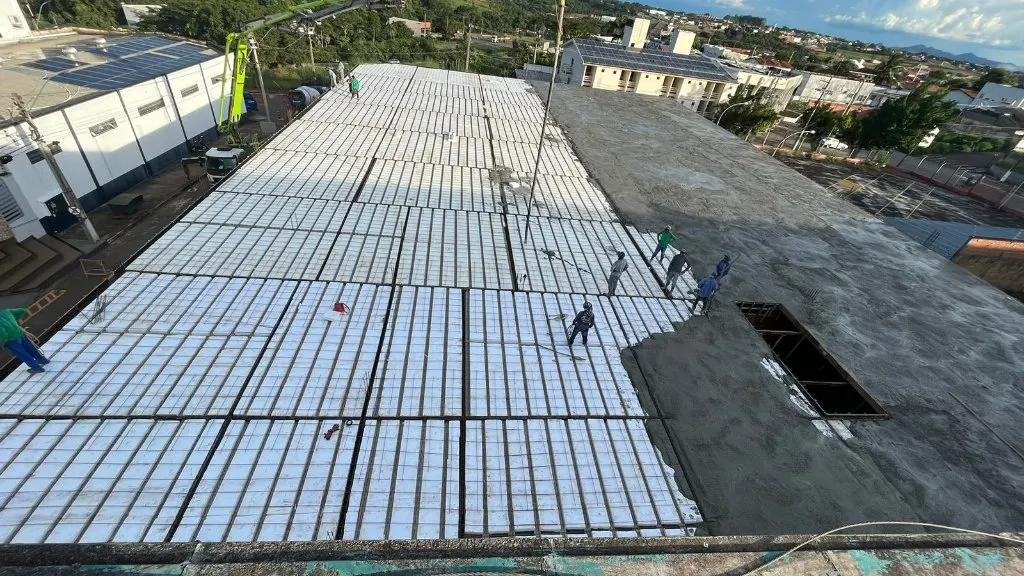 Laje concretada com equipe em obra no Tocantins